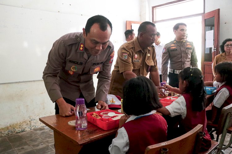 Polisi Peduli, Polres Malang Berbagi Makanan Bergizi untuk Pelajar Terdampak Banjir